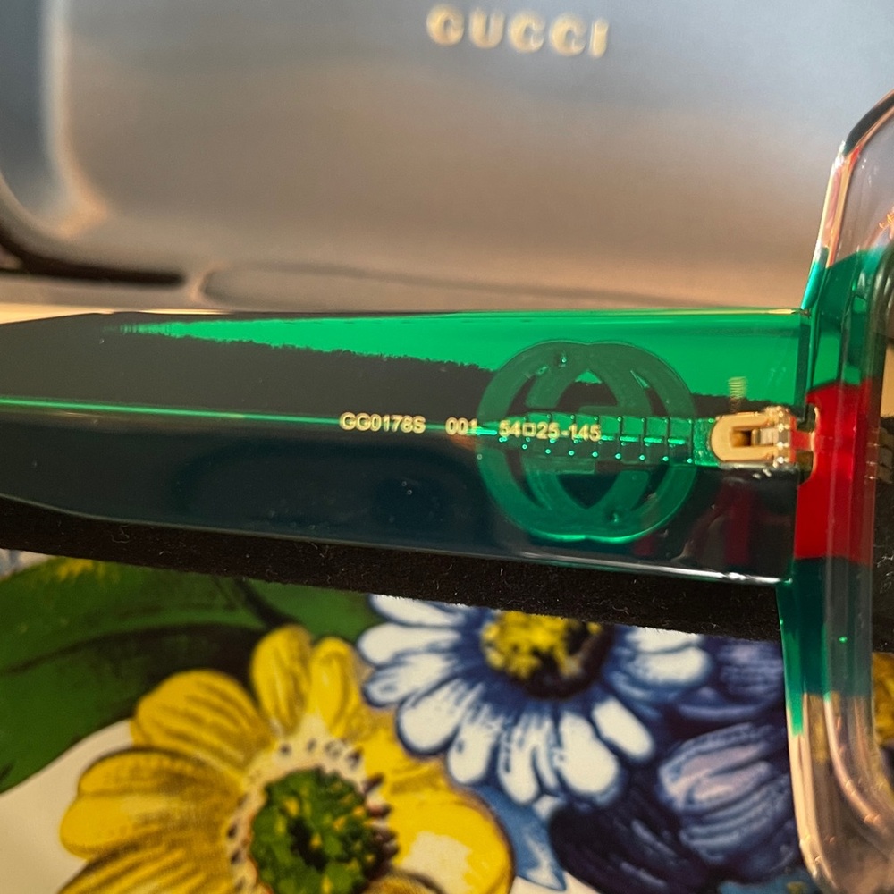 Gucci NWT! Green and Red Sunglasses for Women - Picture 15 of 16
